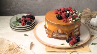 Böğürtlenli ve ahududulu lezzetli karamel keki..