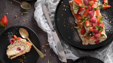 Kremalı kremalı pasta, ahududu. Roulade, seramik tabakta servis edilen yaz tatlısı..