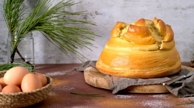 Mutfak tezgahında sis var. Fogaca, Santa Maria da Feira, Aveiro, Portekiz 'den geleneksel bir pastadır..