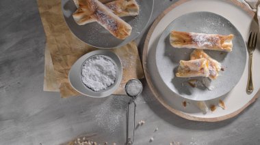 Tipik Portekiz tatlıları Pasteis de Vouzela tezgahta servis edilir..