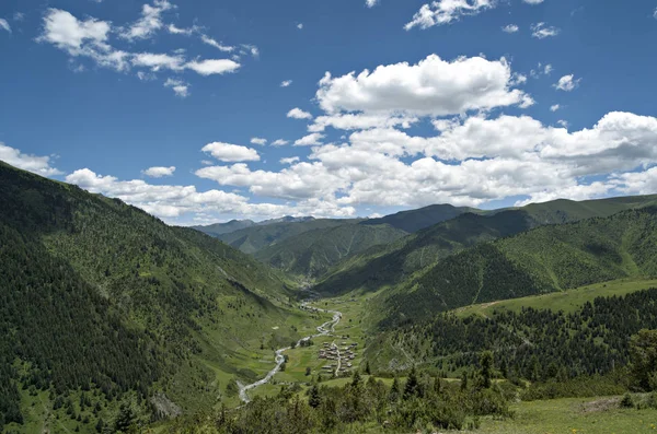 青の下でチベット族の村が空し 雲を書く — ストック写真