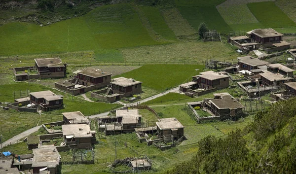 Die Tibetischen Dörfer Unter Dem Blauen Himmel Und Schreiben Wolken Stockfoto
