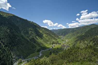 Yeşil dağlar ve ağaç, mavi gökyüzü ve beyaz bulutlar