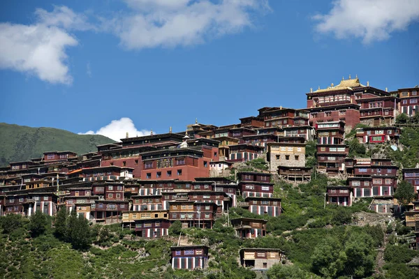 Den Tempel Tibetanska Buddhismen Med Färg Guld Topp Berget — Stockfoto