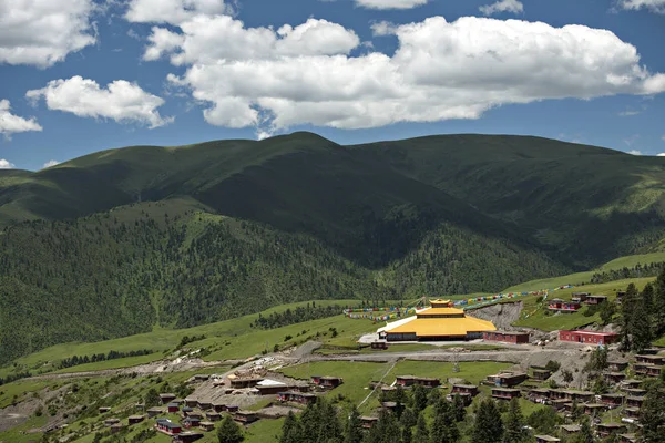 Tapınak Tibet Budizmi Ile Renk Altın Tepe Dağ — Stok fotoğraf