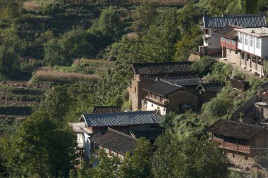 yeşil dağda geleneksel köylerde.