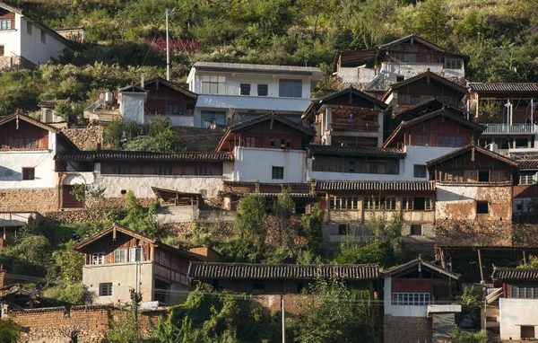 青山中的传统村庄 — 图库照片