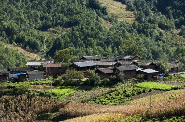 高原景观与山和村庄 阳光和白云 — 图库照片