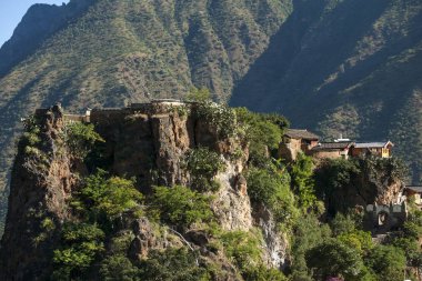 büyük taş üzerinde bina antik konutlar.