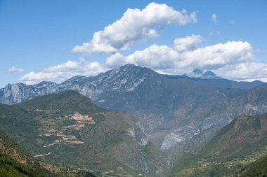 yol ve büyük dağda köy.