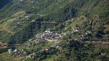 yol ve büyük dağda köy.