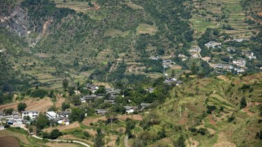 yol ve büyük dağda köy.