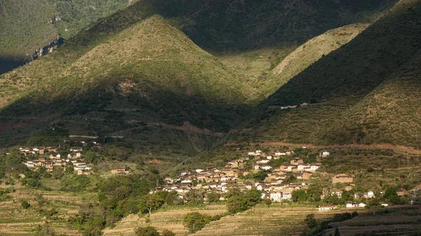 Teras Alanları Dağlarda Köy Evleri — Stok fotoğraf