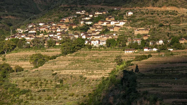 Teras Alanları Dağlarda Köy Evleri — Stok fotoğraf