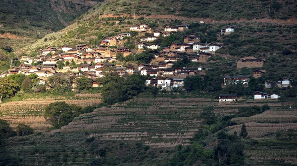 Teras Alanları Dağlarda Köy Evleri — Stok fotoğraf