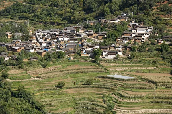 テラスフィールド 山の村の家 — ストック写真