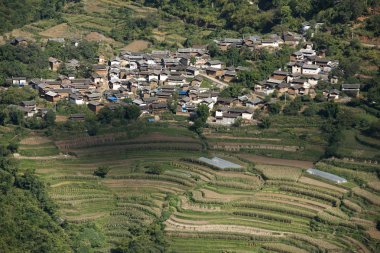 Teras alanları, dağlarda köy evleri.