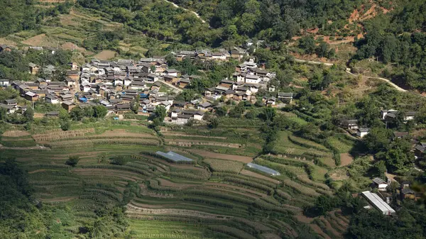 テラスフィールド 山の村の家 — ストック写真