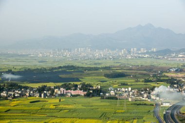 köy ve tecavüz polen alanında sürüklenen mutfak bacası duman.