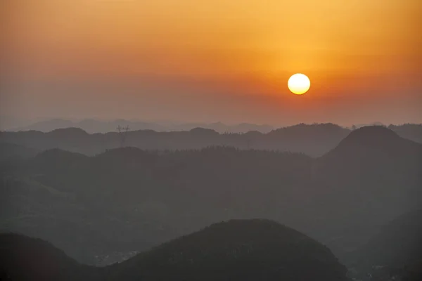 Der Sonnenaufgang Den Bergen — Stockfoto