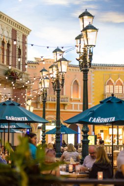 Las Vegas, Nevada - 15 Mayıs 2018: Grand kanalı güzel Venetian resort hotel Casino Las Vegas Nevada Manzaralı Restoranlar büyük kanal ve halka boyunca.