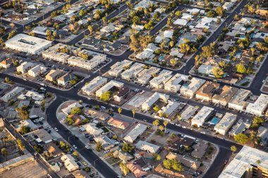Las Vegas Nevada 'dan sokaklar, çatılar ve evlerle görülen kentsel banliyö toplumları arasında hava görüntüsü