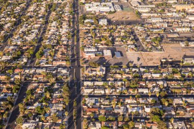 Las Vegas Nevada 'dan sokaklar, çatılar ve evlerle görülen kentsel banliyö toplumları arasında hava görüntüsü