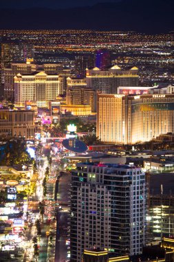 Las Vegas - 15 Mayıs 2018: Güzel cityscape ışıkları ile gece Las Vegas Nevada arasında hava görünümünü ve birçok lüks oteller ve casinolar görünümünde başvurmak.