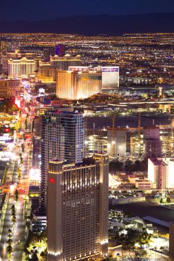 Las Vegas - 15 Mayıs 2018: Güzel cityscape ışıkları ile gece Las Vegas Nevada arasında hava görünümünü ve birçok lüks oteller ve casinolar görünümünde başvurmak.