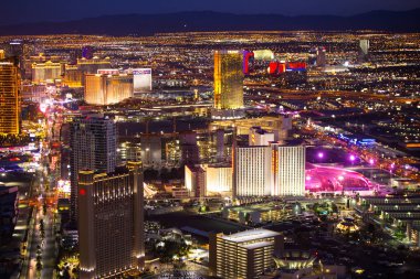 Las Vegas - 15 Mayıs 2018: Güzel cityscape ışıkları ile gece Las Vegas Nevada arasında hava görünümünü ve birçok lüks oteller ve casinolar görünümünde başvurmak.