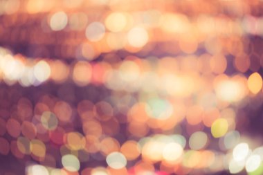 Ufuk parlak şehir ışıkları binalar ve trafik ile bulanıklık