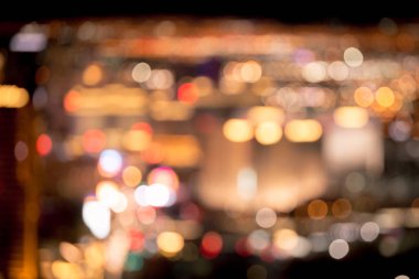 Ufuk parlak şehir ışıkları binalar ve trafik ile bulanıklık