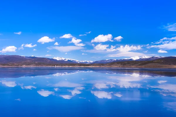 美丽的湖格兰比在科罗拉多落基山脉在一个晴朗的日子 — 图库照片