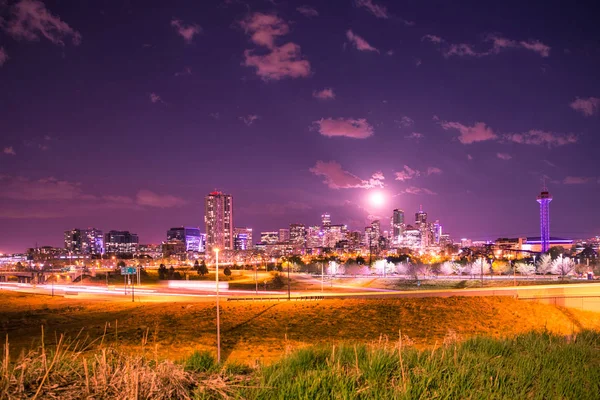 Piękną Panoramę Noc Denver Colorado Oświetlonych Budynków Śródmieścia — Zdjęcie stockowe