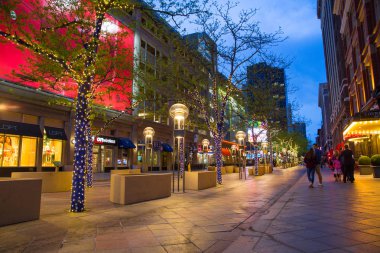 Denver, Colorado - 1 Mayıs 2018: Sokak sahne boyunca şehir Denver Colorado gece ışıkları ve insanlarla görünümünde 16th Street alışveriş merkezi