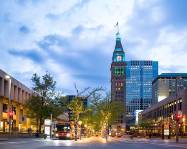Denver, Colorado - 1 Mayıs 2018: Sokak sahne boyunca şehir Denver Colorado gece ışıkları ve insanlarla görünümünde 16th Street alışveriş merkezi