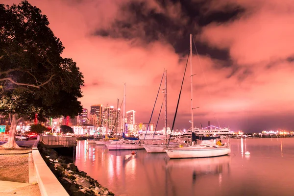 Ночной Вид Сан Диего Калифорнии Заливом Лодками Освещенными Зданиями — стоковое фото