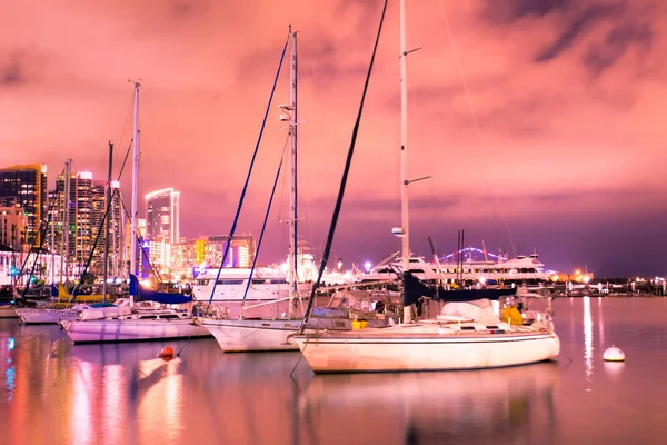 Pięknej Nocy Skyline San Diego Kalifornii Bay Wodnych Łodzi Oświetlonych — Zdjęcie stockowe