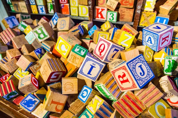 一堆五颜六色的儿童老式字母木块玩具 — 图库照片