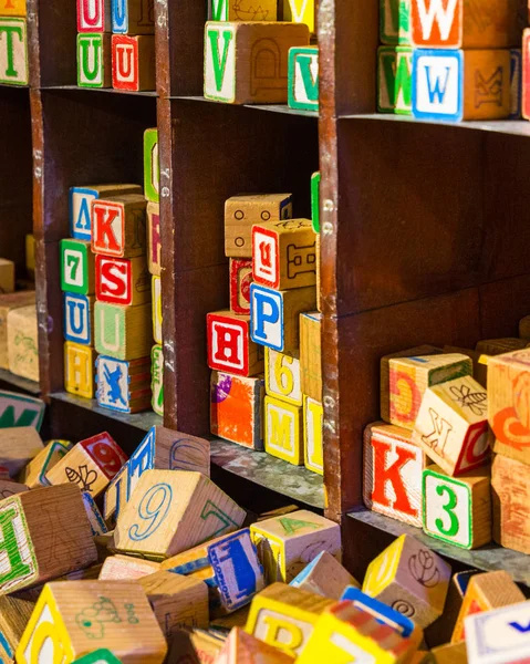 Prateleira Pilha Brinquedos Coloridos Bloco Madeira Alfabeto Das Crianças — Fotografia de Stock