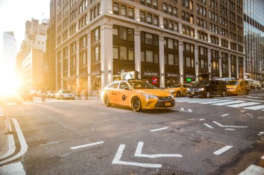 New York City - 16 Haziran 2018: Tipik bir gün araba, taksi taksi ve insanlar ile kesişme noktalarında Manhattan şehir merkezinin görünümünü.