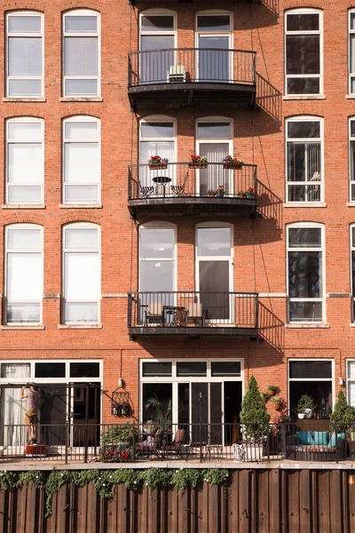 Weergave Van Appartementengebouw Buitenkant Met Ramen Balkons — Stockfoto