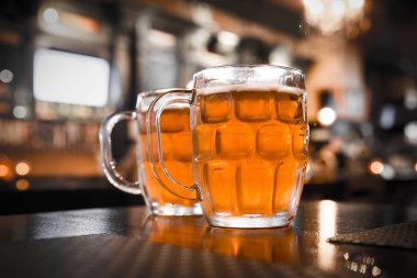 Tipik Irish pub ortamında soğuk çubuğunun iki Cam bardaklar