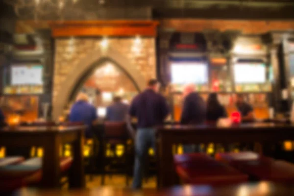 Desfocado Borrão Pub Irlandês Com Pessoas Irreconhecíveis Bar — Fotografia de Stock