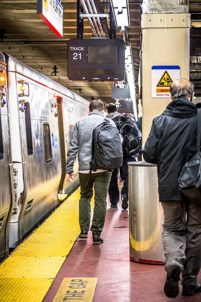 ニューヨークのペンシルベニア駅でニューヨーク シティ 2018 ビューのロングアイランド鉄道通勤 — ストック写真