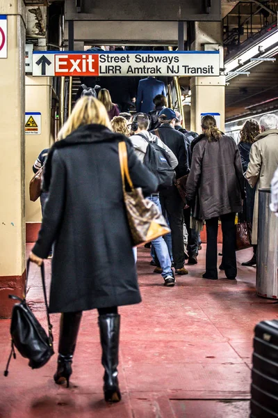 ニューヨークのペンシルベニア駅でニューヨーク シティ 2018 ビューのロングアイランド鉄道通勤 — ストック写真