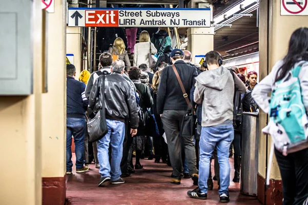 ニューヨークのペンシルベニア駅でニューヨーク シティ 2018 ビューのロングアイランド鉄道通勤 — ストック写真