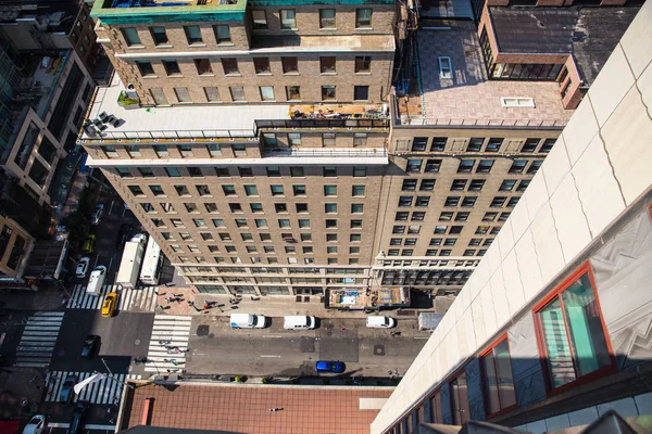 아래쪽 보기에 아래의 거리와 뉴욕시에서 건물의 — 스톡 사진