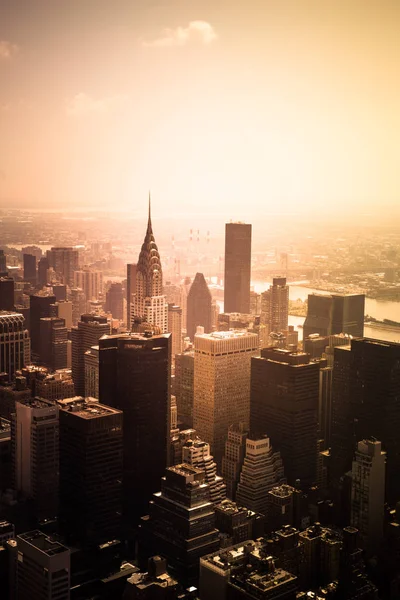 Weergave Van Gebouwen New York City Skyline Onder Gouden Zonsondergang — Stockfoto