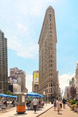 New York City - 16 Temmuz 2018: Midtown Manhattan sokak sahne güneşli bir tarihi Flatiron Binası ve insanlarla görünümünde